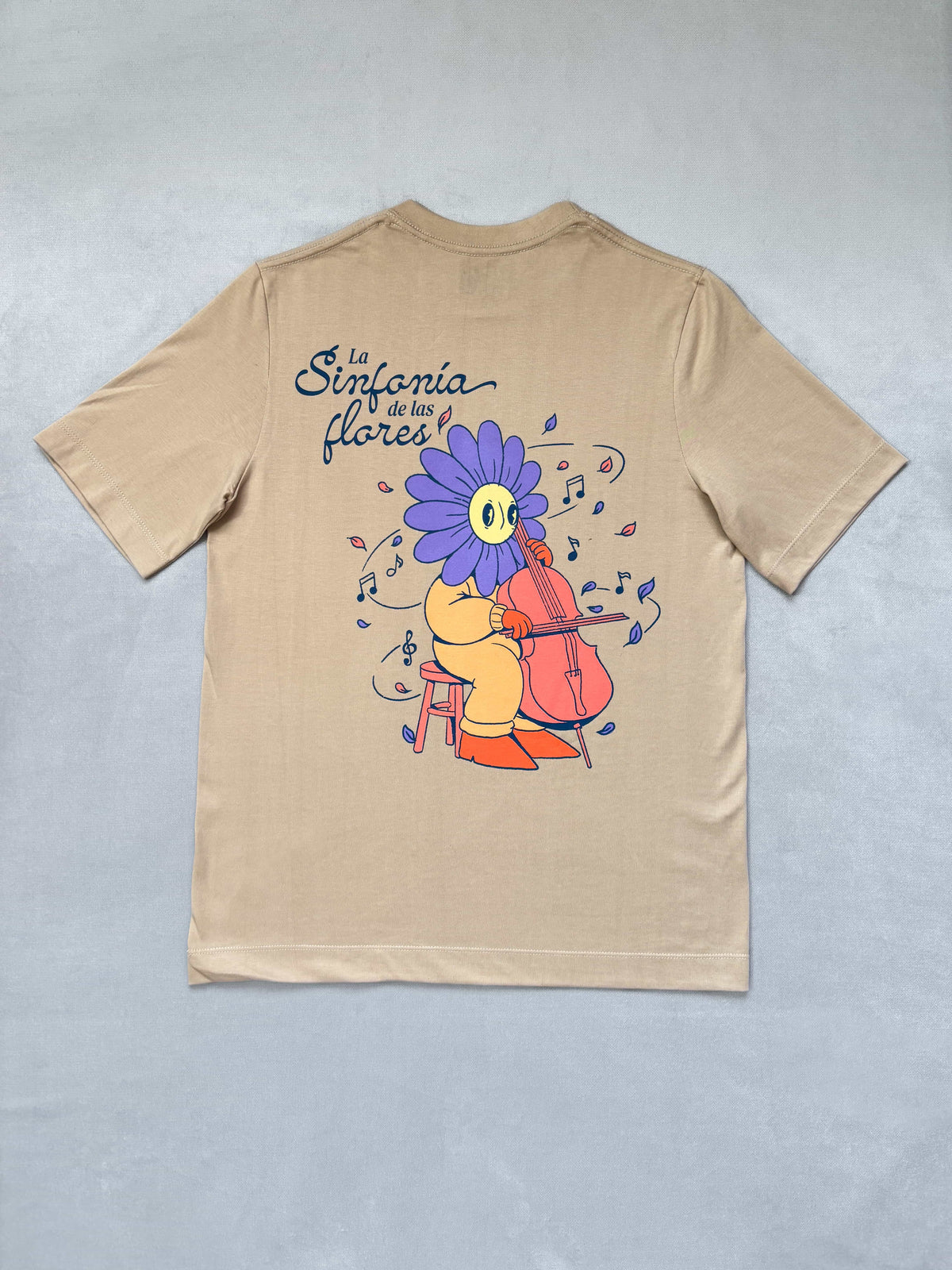 Camiseta flor tocando violonchelo